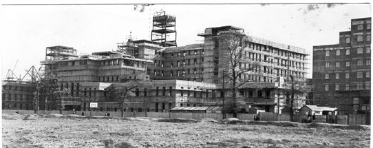 Photo:St. Helier Hospital being built